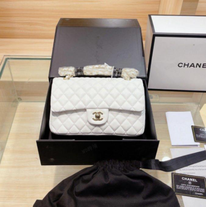 CHNL Classic Double Flap White Leather Handbag with Gold Signature CC Closure Buckle